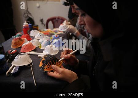 Gaza, la bande de Gaza, Palestine. 26 mars 2020. Les artistes palestiniens de la ville de Gaza tirent les doigts sur le masque médical. Crédit: Hassan Jedi/Quds Net News/ZUMA Wire/Alay Live News Banque D'Images