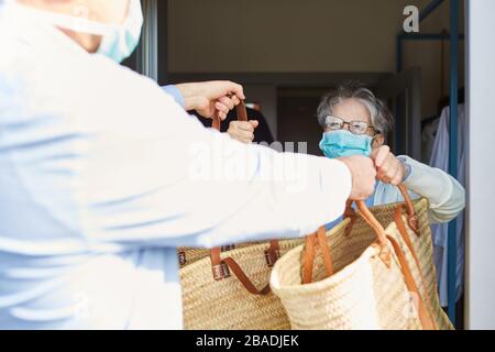 Fournir de la nourriture aux personnes âgées en quarantaine pendant l'épidémie de Coronavirus de Covid-19 Banque D'Images