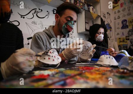 Gaza, la bande de Gaza, Palestine. 26 mars 2020. Les artistes palestiniens de la ville de Gaza tirent les doigts sur le masque médical. Crédit: Hassan Jedi/Quds Net News/ZUMA Wire/Alay Live News Banque D'Images