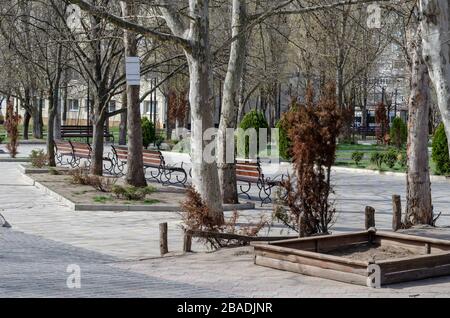 Ruelle de printemps vide. Bancs vides et aire de jeux pour enfants. Printemps journée ensoleillée dans une ville européenne sans peuple. Rues vides. Banque D'Images
