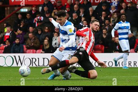 Henrik Dalsgaard de Brentford conteste la Chaire Ilias des Queens Park Rangers Banque D'Images