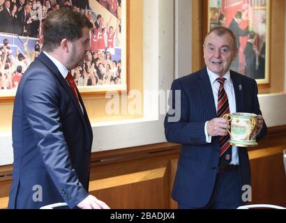 L'ambassadeur Charlton Athletic Keith Peacock avec la coupe d'amour Banque D'Images