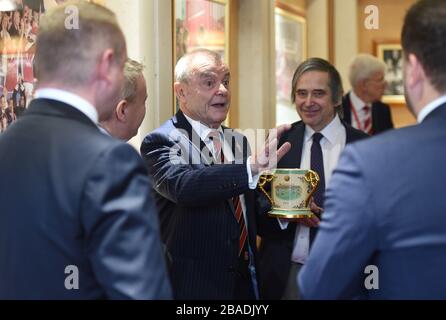 L'ambassadeur Charlton Athletic Keith Peacock avec la coupe d'amour Banque D'Images