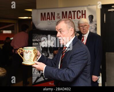 L'ambassadeur Charlton Athletic Keith Peacock avec la coupe d'amour Banque D'Images