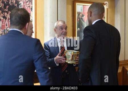 L'ambassadeur Charlton Athletic Keith Peacock avec la coupe d'amour Banque D'Images