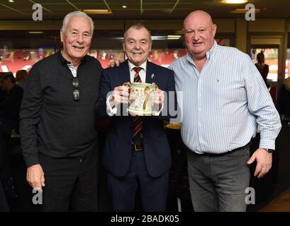 L'ambassadeur Charlton Athletic Keith Peacock et ses sponsors pour la coupe d'amour Banque D'Images