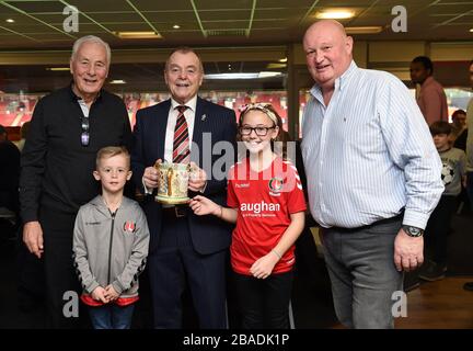 L'ambassadeur Charlton Athletic Keith Peacock et ses sponsors pour la coupe d'amour Banque D'Images