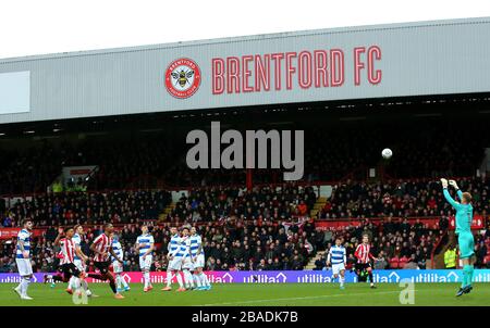 Joe Lumley, gardien de but des Queens Park Rangers, sauve un coup de pied gratuit de Brentford Banque D'Images