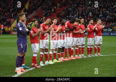 Charlton Athletic joueurs en quelques minutes applaudissent à la mémoire de ceux qui sont passés en 2019 Banque D'Images