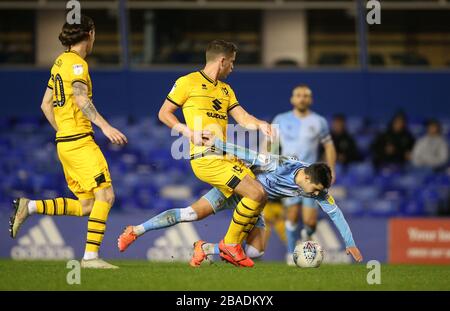 Liam Walsh de Coventry City (à droite) et la bataille de Jordan Houghton de Milton Keynes Dons pour le ballon Banque D'Images