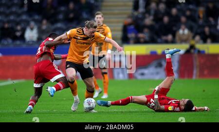 Tom Eaves, de Hull City, lutte pour le bal avec Anthony Knockaert (à droite) et Josh Onomah Banque D'Images