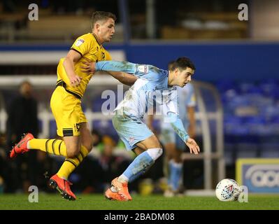 Liam Walsh de Coventry City (à droite) et la bataille de Jordan Houghton de Milton Keynes Dons pour le ballon Banque D'Images