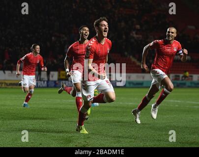 Tom Lockyer (centre) de Charlton Athletic célèbre son deuxième but du jeu Banque D'Images