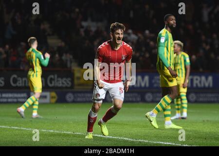 Tom Lockyer de Charlton Athletic célèbre son deuxième but du jeu Banque D'Images