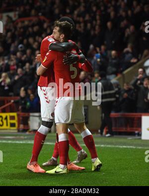 Tom Lockyer de Charlton Athletic célèbre son deuxième but avec Naby Sarr Banque D'Images