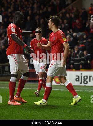 Tom Lockyer de Charlton Athletic célèbre son deuxième but avec Naby Sarr Banque D'Images