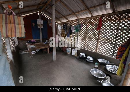 Cuisine d'une maison tribale dans le village de Kumrokhali, Bengale-Ouest, Inde Banque D'Images