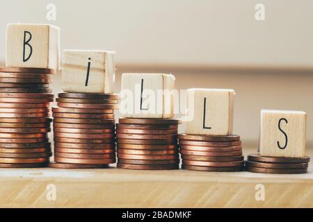 Blocs en bois avec les billets de mot et pile de pièces, l'argent escalade escaliers paiement des impôts et de la dette à l'État. Concept de crise financière et Banque D'Images