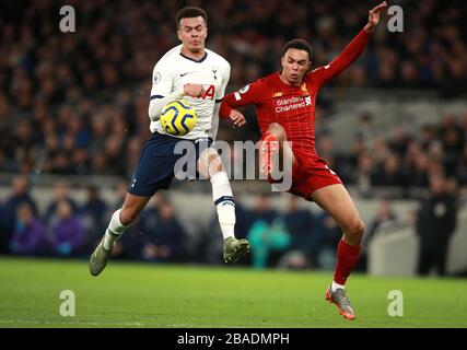 Tottenham Hotspur's DELE Alli (à gauche) avec le ballon frapper son bras pendant qu'il lutte pour le ballon avec le Trent Alexander-Arnold de Liverpool Banque D'Images