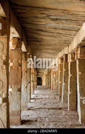 Vue perspective du passage avec toit en pierre, sol et colonnes au temple de Veerabhadreswara à Lepakshi, Andhra Pradesh, Inde, Asie Banque D'Images