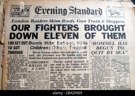 « nos Fighters ont fait tomber Eleven d'eux » Londres bombarder 20 janvier 1943 première page British Evening Standard journal dépêches Londres Angleterre UK Banque D'Images