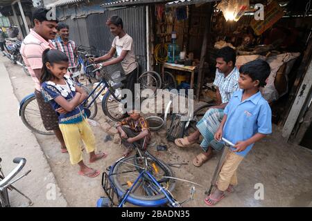 Mécanicien en atelier de réparation de vélo, Kumrokhali, Bengale-Ouest Banque D'Images