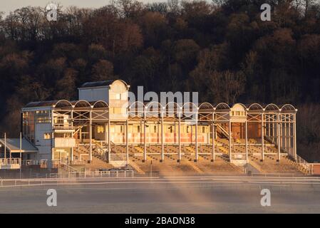 Lever du soleil à l'hippodrome de Nottingham depuis Colwick Park à Nottingham, Notinghamshire Angleterre Royaume-Uni Banque D'Images