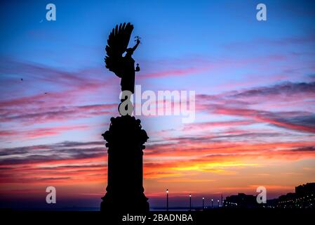 Brighton, Royaume-Uni, 26 mars 2020, le soleil se couche derrière la statue de la paix sur le front de mer de Hove ce soir, tandis que le pays s'isole contre le coronavirus. Banque D'Images