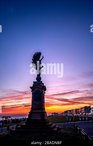 Brighton, Royaume-Uni, 26 mars 2020, le soleil se couche derrière la statue de la paix sur le front de mer de Hove ce soir, tandis que le pays s'isole contre le coronavirus. Banque D'Images