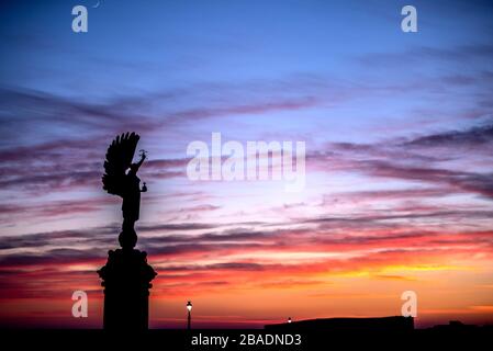 Brighton, Royaume-Uni, 26 mars 2020, le soleil se couche derrière la statue de la paix sur le front de mer de Hove ce soir, tandis que le pays s'isole contre le coronavirus. Banque D'Images