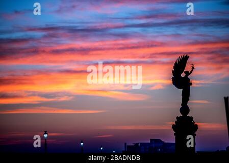 Brighton, Royaume-Uni, 26 mars 2020, le soleil se couche derrière la statue de la paix sur le front de mer de Hove ce soir, tandis que le pays s'isole contre le coronavirus. Banque D'Images