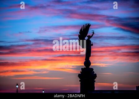 Brighton, Royaume-Uni, 26 mars 2020, le soleil se couche derrière la statue de la paix sur le front de mer de Hove ce soir, tandis que le pays s'isole contre le coronavirus. Banque D'Images