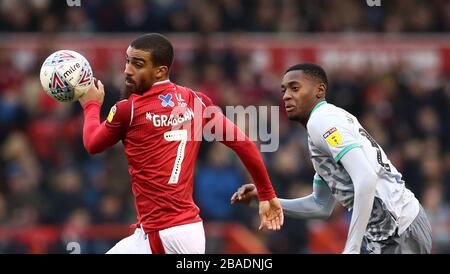 Lewis Grabban (à gauche) de Nottingham Forest et Tosin Adarabioyo, bataille de Blackburn Rovers pour le ballon Banque D'Images