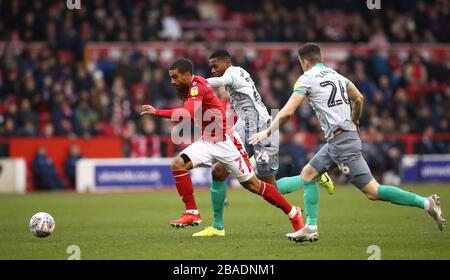 Lewis Grabban (à gauche) de Nottingham Forest et Tosin Adarabioyo, bataille de Blackburn Rovers pour le ballon Banque D'Images