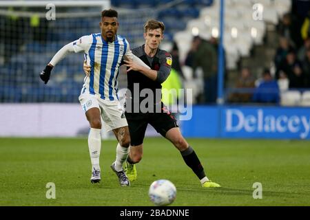 Steve Mounie et Liam Lindsay, de Stoke City, de HUDDERFIELD Town, en action Banque D'Images