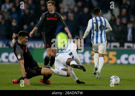 Danny Batth de Stoke City fouille Steve Mounie de la ville de Huddersfield Banque D'Images