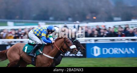 L'audace remporte la course finale lors de la réunion du jour du nouvel an à l'hippodrome de Cheltenham Banque D'Images