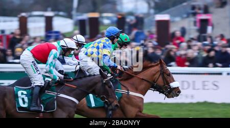 L'audace remporte la course finale lors de la réunion du jour du nouvel an à l'hippodrome de Cheltenham Banque D'Images