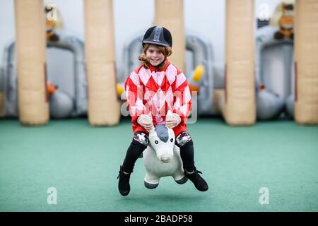 Les enfants pourront profiter des activités dans la zone familiale lors de la réunion du jour du nouvel an à l'hippodrome de Cheltenham Banque D'Images