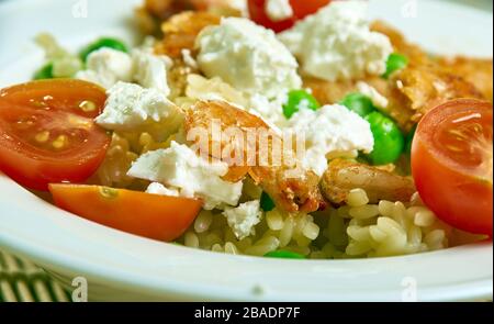 Orzo grec et crevettes grillées, alod avec vinaigrette moutarde-Dill Banque D'Images