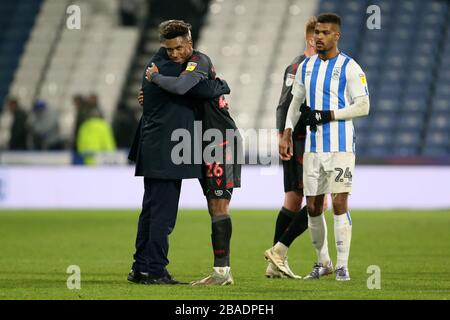 Michael O'Neill, responsable de Stoke City, et Tirese Campbell célèbrent la victoire à l'occasion de la victoire de Steve Mounie, de la ville de Huddersfield Banque D'Images