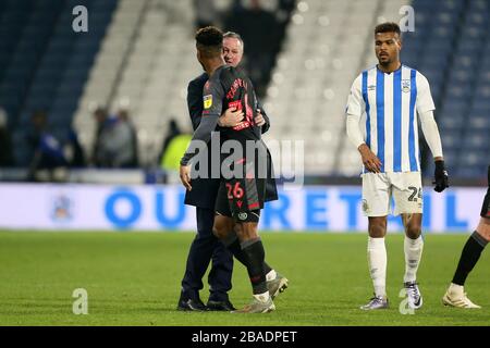 Michael O'Neill, responsable de Stoke City, et Tirese Campbell célèbrent la victoire à l'occasion de la victoire de Steve Mounie, de la ville de Huddersfield Banque D'Images