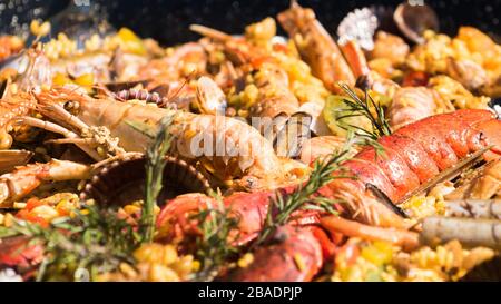 Paella servie de la poêle traditionnelle. Cuisine espagnole, concept de fruits de mer. Banque D'Images