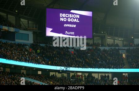 Le arbitre de l'Assistant vidéo règle le but de Phil Foden Banque D'Images