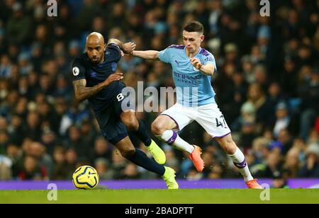 Le Fabian Delph d'Everton (à gauche) et la bataille de Phil Foden de Manchester City pour le ballon Banque D'Images