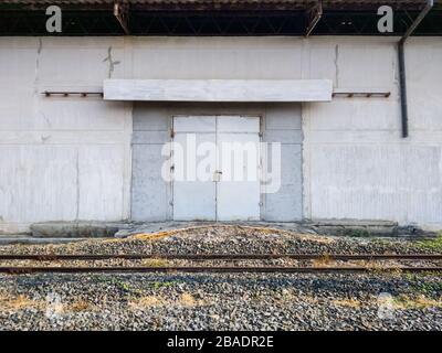 Ancien entrepôt pour l'entreposage de marchandises du train de marchandises dans la gare urbaine. Banque D'Images