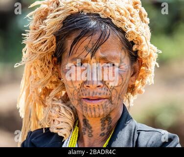 Portrait d'une vieille femme Chin dans une robe traditionnelle avec un tatouage sur son visage. 16 février 2019, Myanmar. Banque D'Images