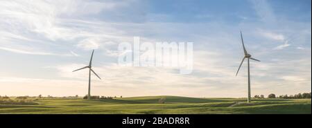 Vue panoramique rurale des éoliennes dans le paysage agricole près de Ystad, Skane. Suède, Scandinavie. Banque D'Images