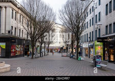 Vider Albert Street un samedi après-midi pendant la pandémie de COVID 19 de Coronavirus, mars 2020, le notaire Angleterre Royaume-Uni Banque D'Images