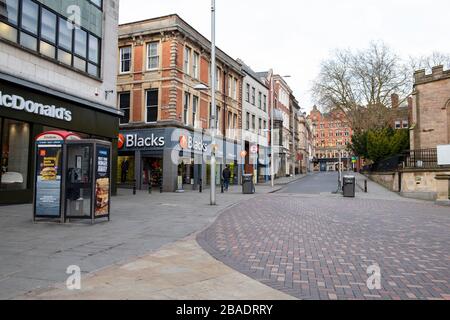 Vider St Peters Square un samedi après-midi pendant la pandémie de COVID 19 de Coronavirus, mars 2020, le Notinghamshire Angleterre Royaume-Uni Banque D'Images